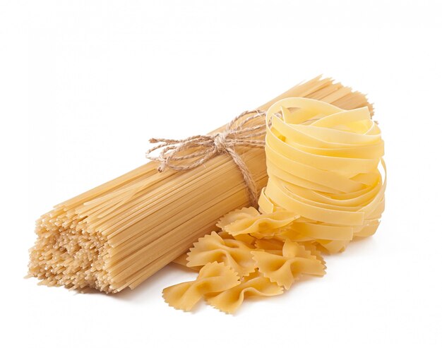 Spaghetti della pasta, verdure, spezie isolate su bianco