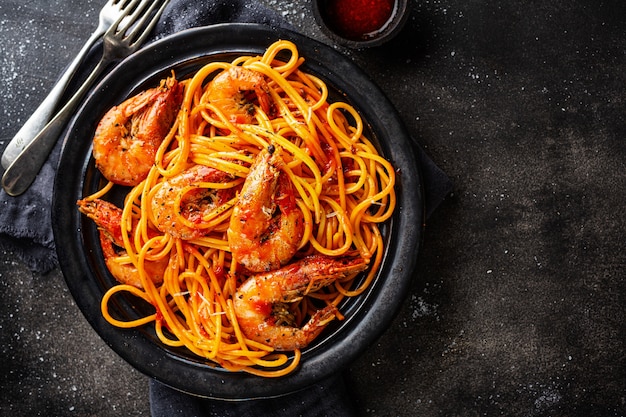 Spaghetti di pasta con gamberi e salsa