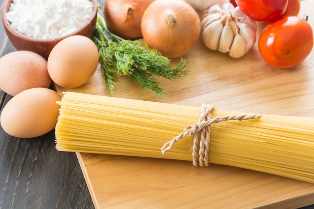 Spaghetti di pasta secca con ingrediente