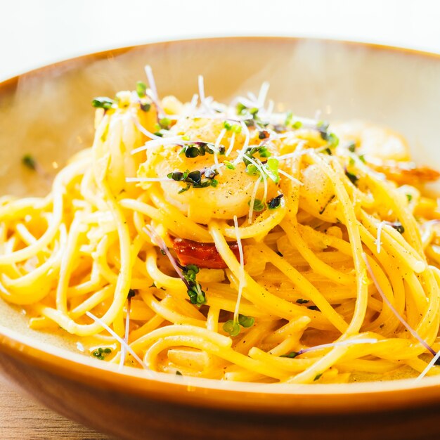 Spaghetti e pasta con gamberi e salsa