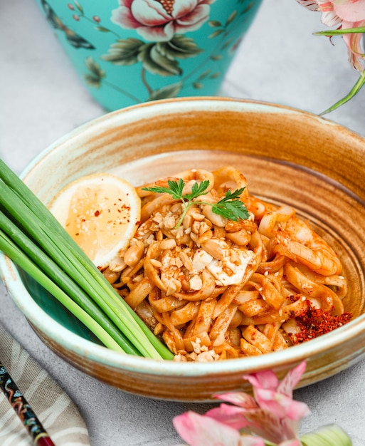 Spaghetti in salsa di pomodoro con limone ed erbe aromatiche.