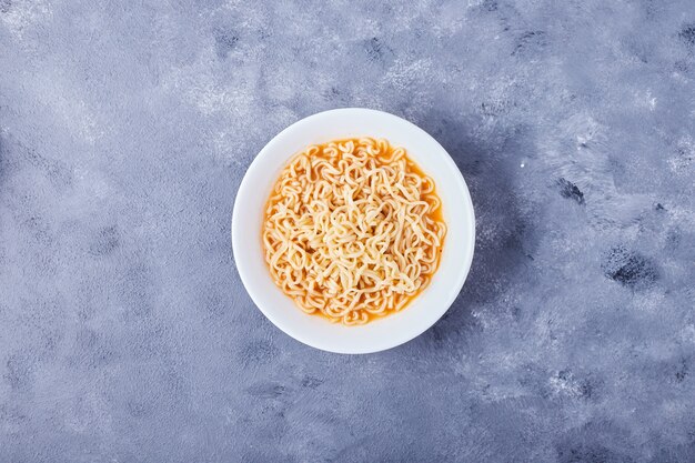 Spaghetti in un piatto bianco, vista dall'alto.