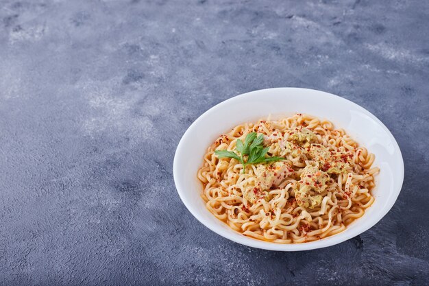 Spaghetti in un piatto bianco.