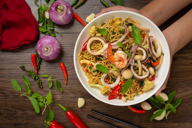 Spaghetti istantanei saltati in padella con frutti di mare e verdure di varietà