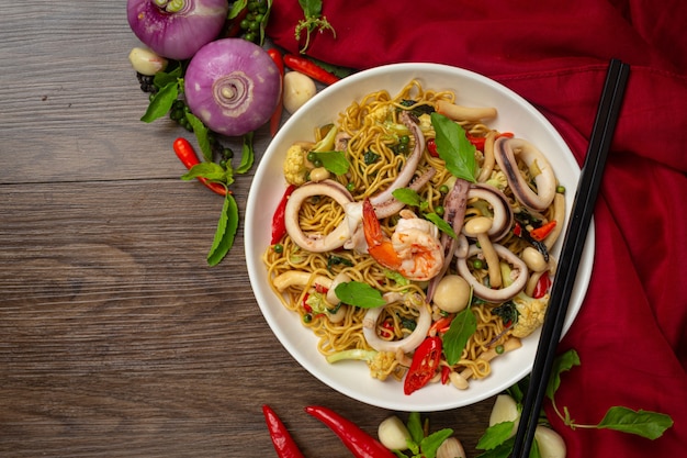 Spaghetti istantanei saltati in padella con frutti di mare e verdure di varietà