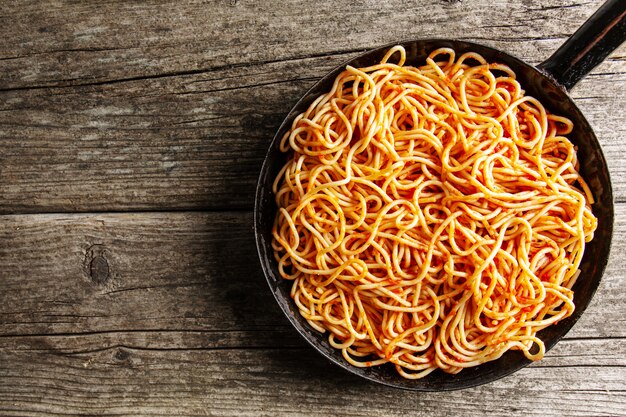 Spaghetti italiani con salsa di pomodoro in padella