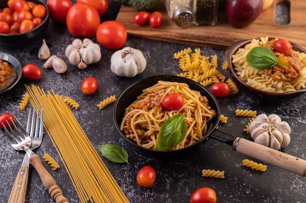 Spaghetti saltati in padella con pomodorini e basilico