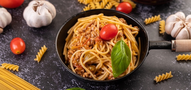 Spaghetti saltati in padella con pomodorini e basilico