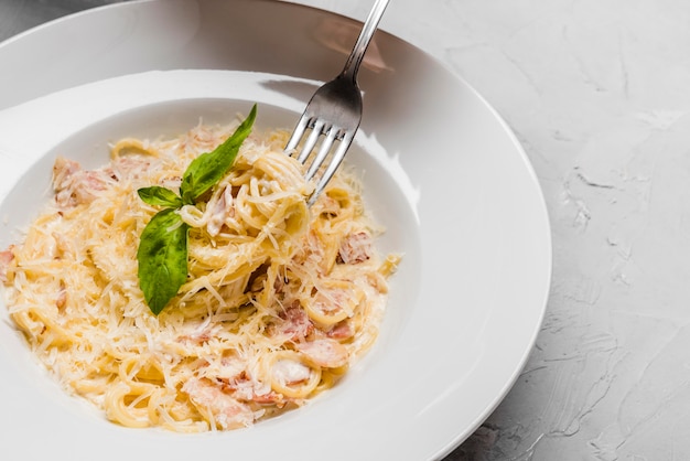 Spaghetti saporiti con la fine del formaggio in su