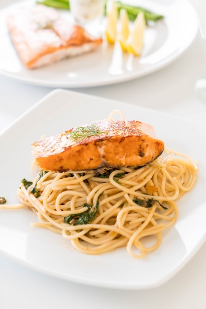 spaghetti speziati fritti con salmone