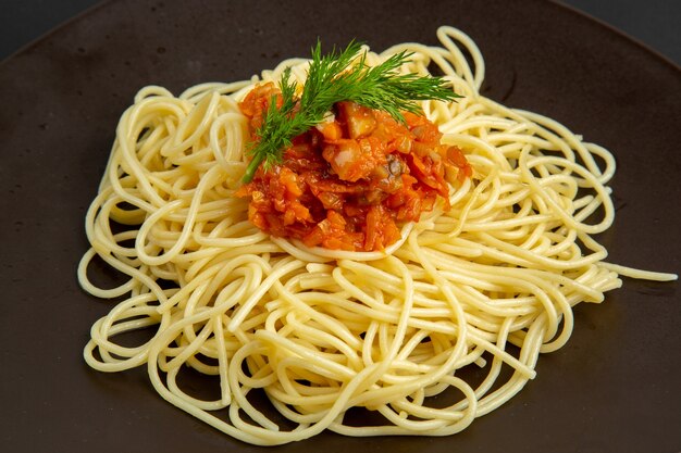 Spaghetti vista dal basso con salsa sul piatto