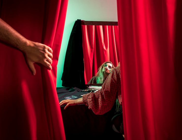 Foto gratuito sparato da dietro una donna vestita da clown