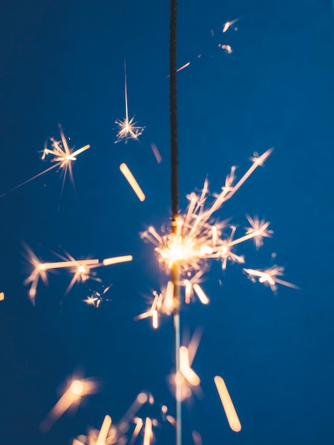 Sparkler di illuminazione su blu