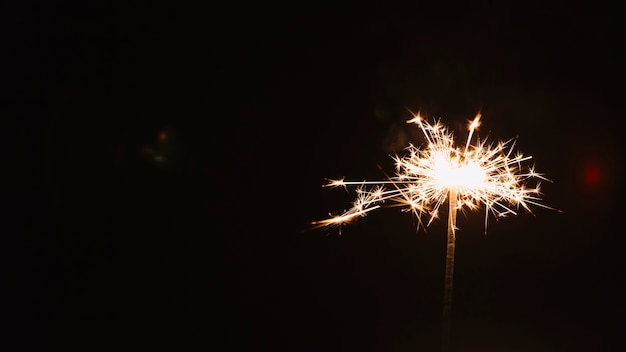 Sparkler luminoso su oscurità