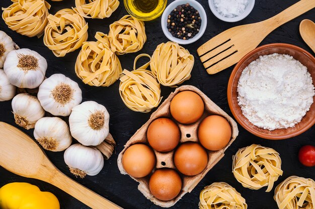 Spatole tra ingredienti da cucina