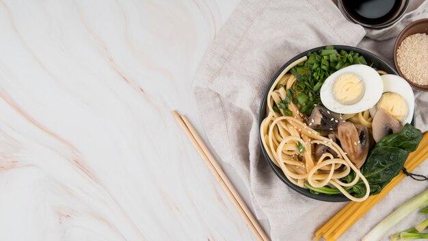 Spazio della copia della minestra di ramen delle uova e degli spinaci