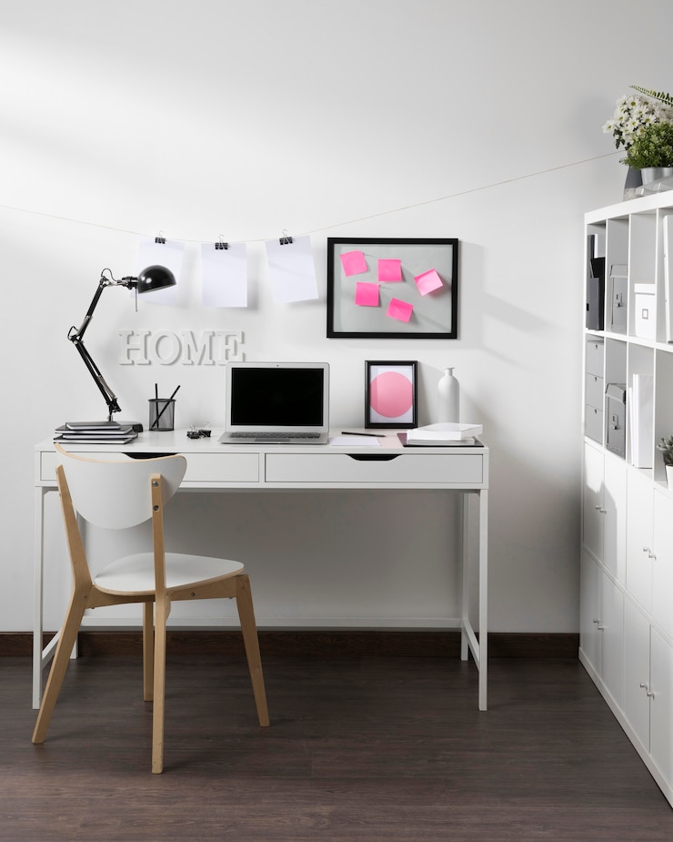 Foto gratuito spazio di lavoro pulito e ordinato con il laptop