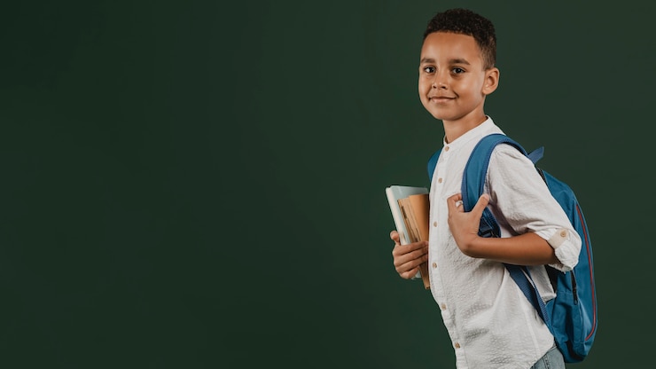 Foto gratuito spazio laterale della copia del ragazzo di scuola
