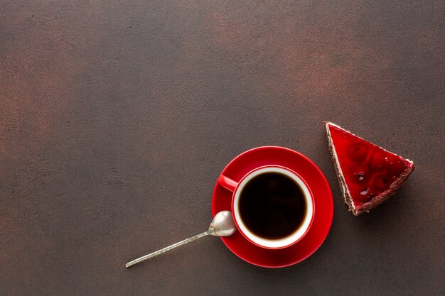 Spazio rosso della copia del caffè e della torta
