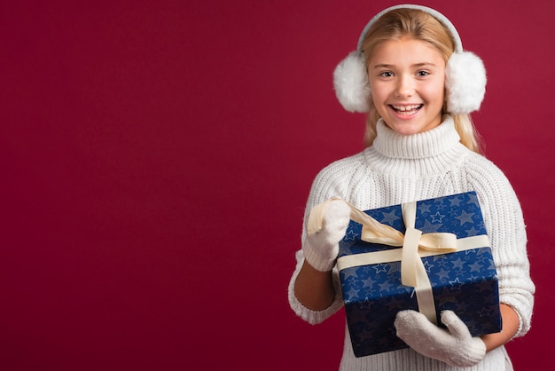 Spazio sveglio della copia del regalo della holding della ragazza