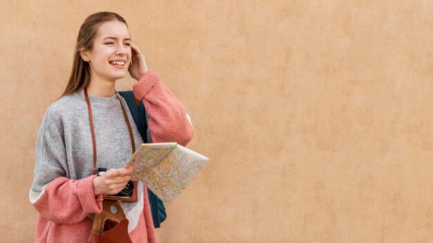 Spazio turistico femminile sveglio della copia della mappa della tenuta