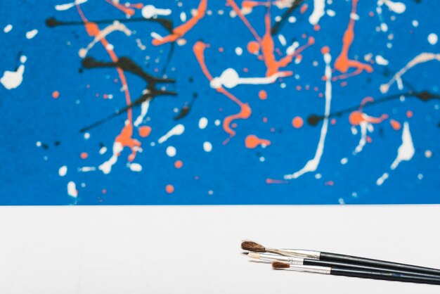 Spazzole vicino alla pittura astratta