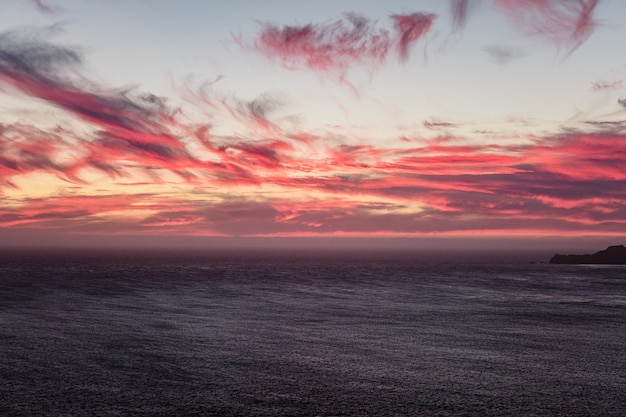 Specchio d'acqua sotto il cielo nuvoloso durante il tramonto