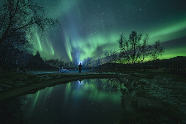 Specchio d'acqua sotto nuvole grigie