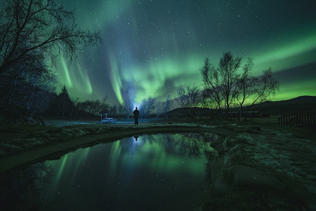 Specchio d'acqua sotto nuvole grigie