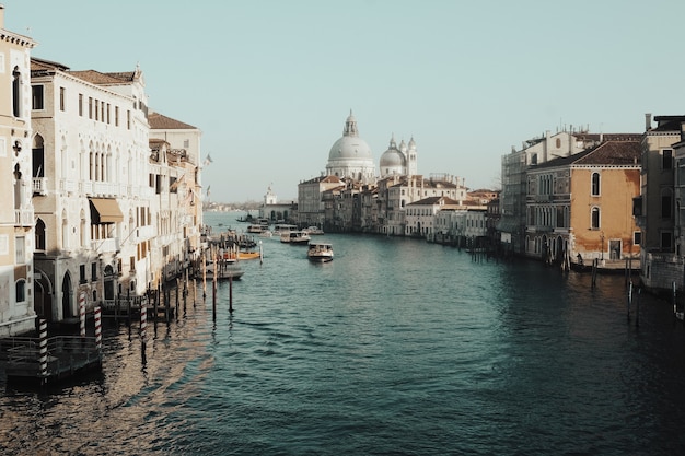 Specchio d'acqua tra gli edifici