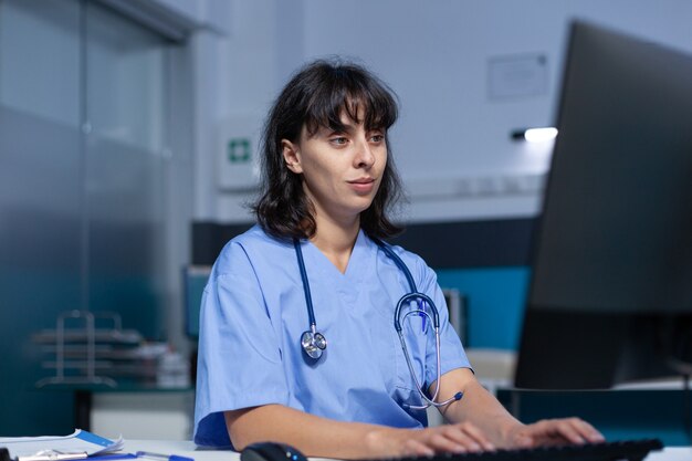 Specialista sanitario che lavora con monitor e tastiera