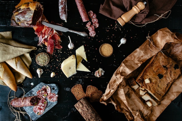 Specialità di carne di varietà: bastoncini di salame affumicato, formaggio, spezie, prosciutto