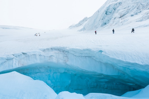 Spedizione di escursionisti nelle ripide montagne innevate