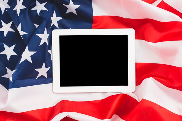 Spento tablet sulla bandiera americana