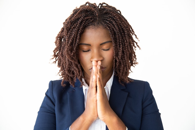 Speranza giovane imprenditrice pregando