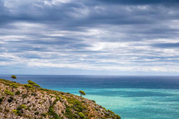 Spettacolare vista su una scogliera e sul mare con cielo nuvoloso