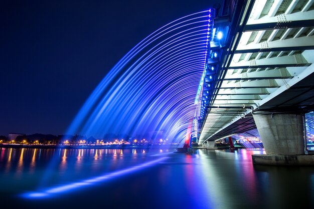 Spettacolo di fontane arcobaleno all'Expo Bridge in Corea del Sud