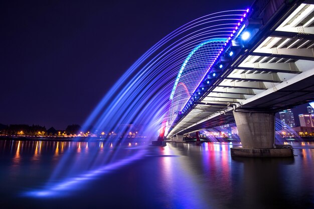 Spettacolo di fontane arcobaleno all'Expo Bridge in Corea del Sud