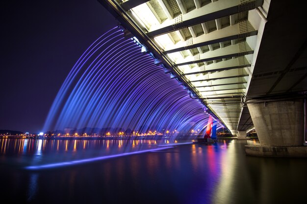 Spettacolo di fontane arcobaleno all'Expo Bridge in Corea del Sud