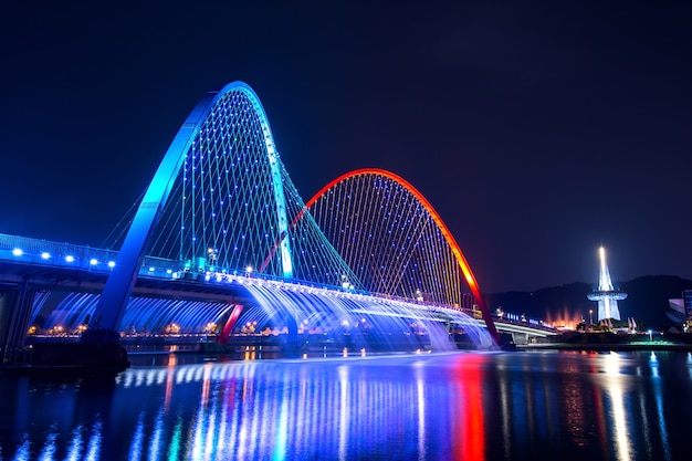 Spettacolo di fontane arcobaleno all'Expo Bridge in Corea del Sud