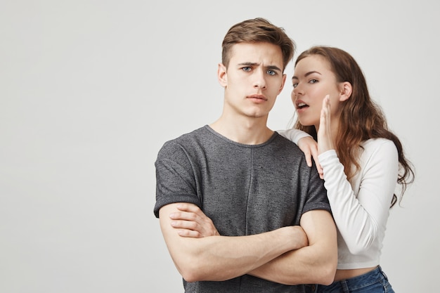 spettegolare uomo e donna.