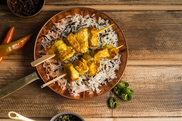 Spezie intorno alla padella con kebab di pollo