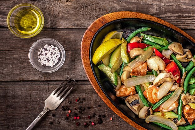 Spezzatino di pollo con verdure e funghi