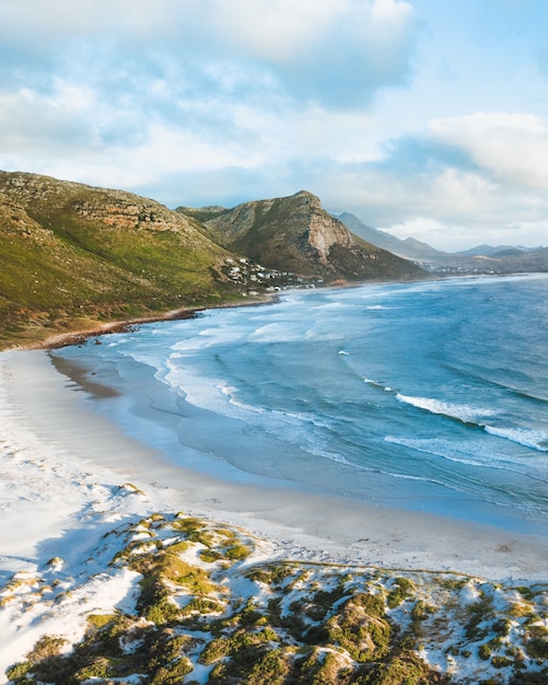 spiaggia di montagna in una giornata di sole