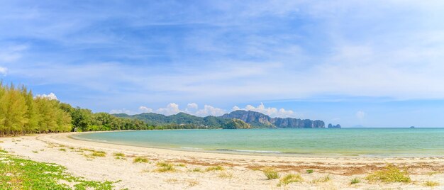 Spiaggia di Noppharat Thara, Krabi, Thailandia; panorama
