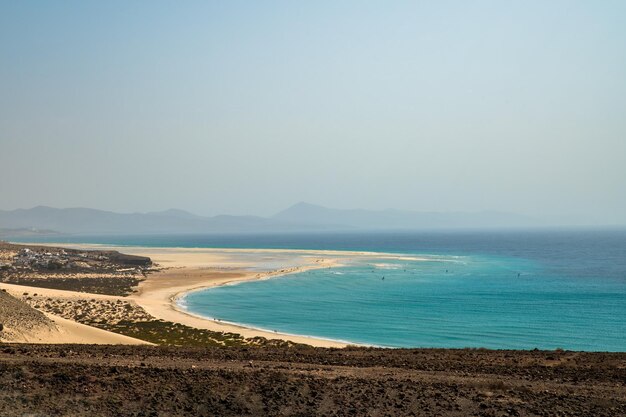 Spiaggia di sabbia e mare blu