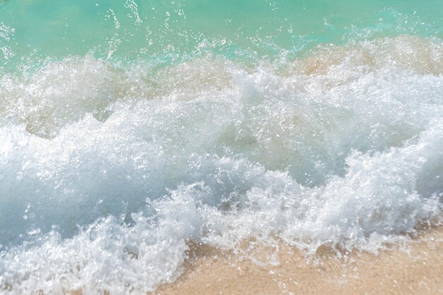 Spiaggia di sabbia e onde dell'oceano