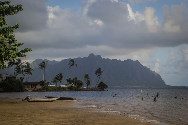 Spiaggia di Waimanalo durante il tempo nebbioso con grandi nuvole grigie mozzafiato nel cielo