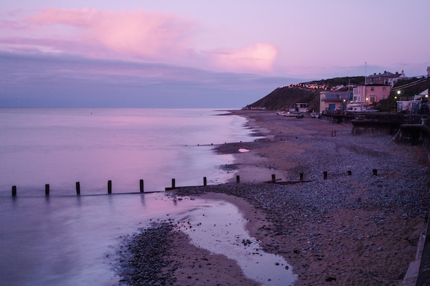 Spiaggia durante il tramonto a Bognor Regis, West Sussex, Regno Unito