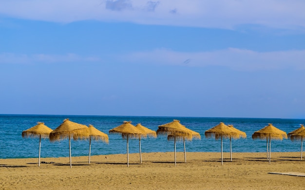 Spiaggia estiva vintage con ombrelloni